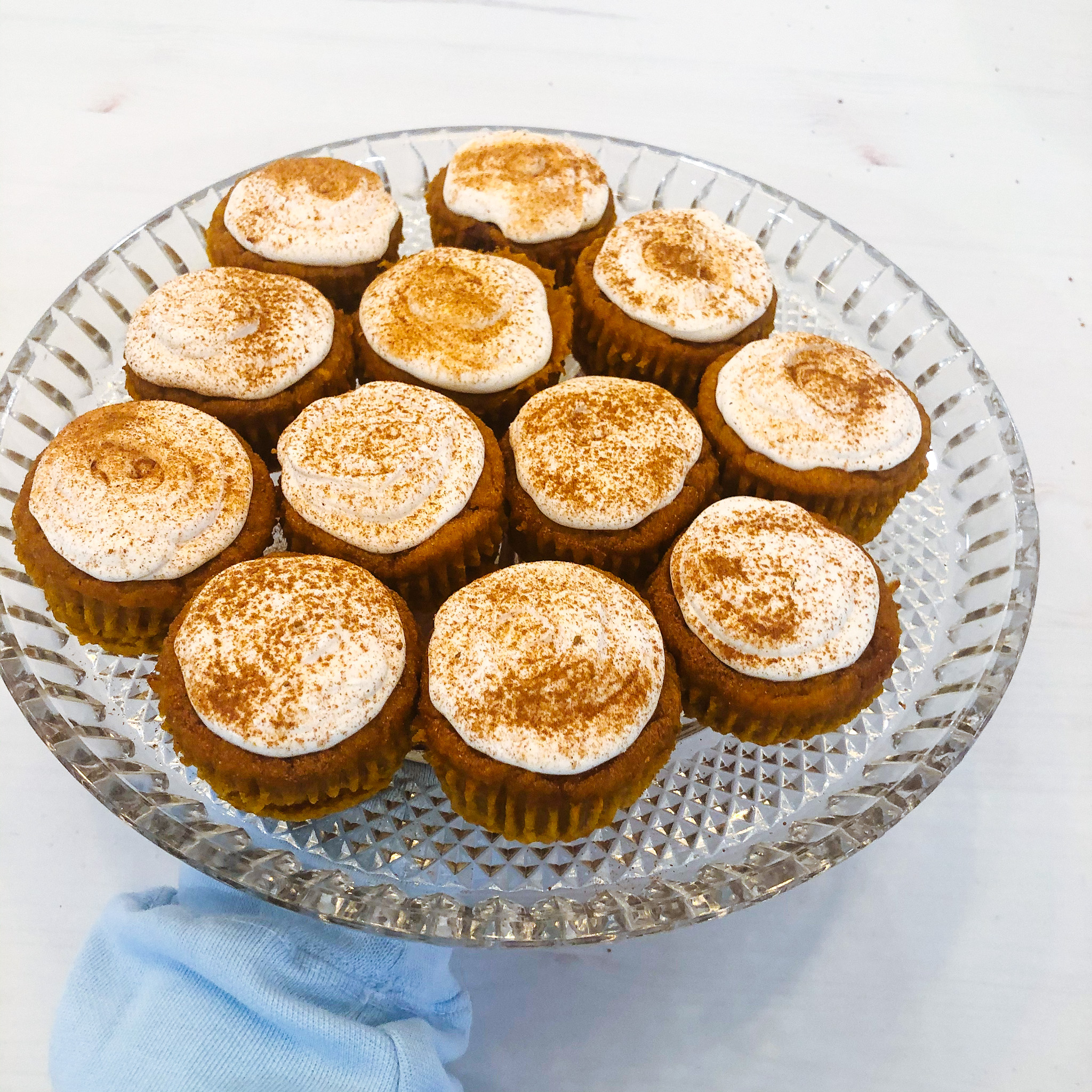 the finished gluten free pumpkin pie cupcakes
